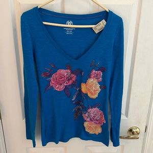 American Eagle NWT blue long sleeve top with pink & peach roses deep V neck Med